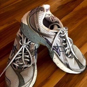 Brooks Trace 10 Women’s Size 8.5 Running Tennis Shoe White w/Purple Trim